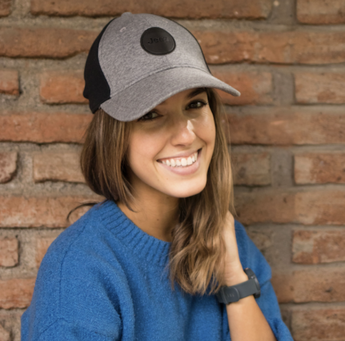 Jockey con logo en PVC (1)